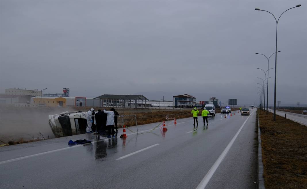 Konya’da asit yüklü tankerin devrilme anı kamerada 7